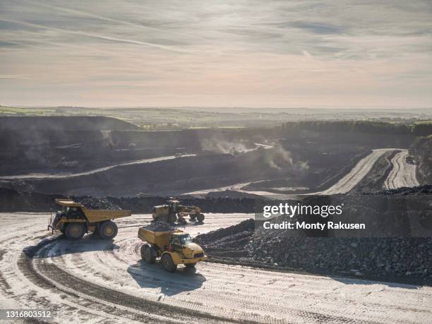 uk, doncaster, industrial vehicles at open cast coal mine - mina de superficie fotografías e imágenes de stock