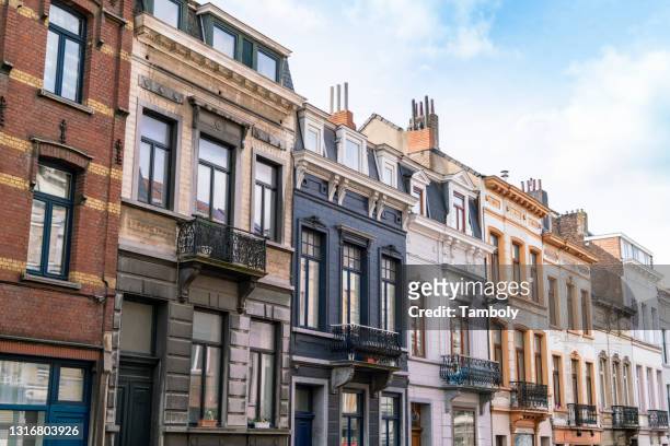 belgium, brussels, city of brussels, facades of old town townhouses - brussels hoofdstedelijk gewest stockfoto's en -beelden