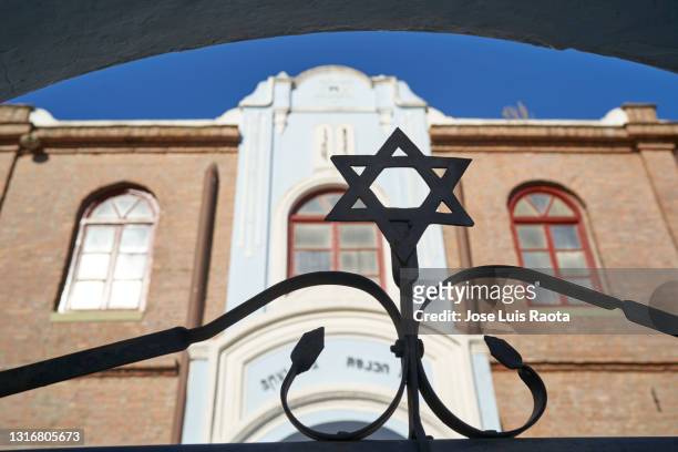 close-up of david's star in the middle of the synagogue door - synagogue - fotografias e filmes do acervo