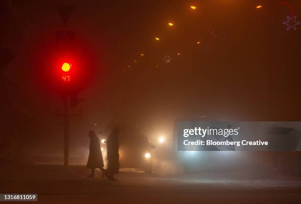 pedestrians and vehicles shrouded in fog - pedestrian stock pictures, royalty-free photos & images