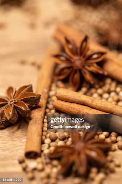 star anise, cinnamon sticks and coriander seeds - zimt stock pictures, royalty-free photos & images