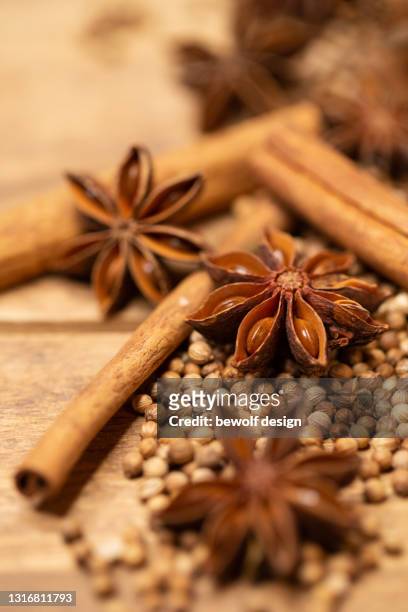 star anise, cinnamon sticks and coriander seeds - zimt stock pictures, royalty-free photos & images