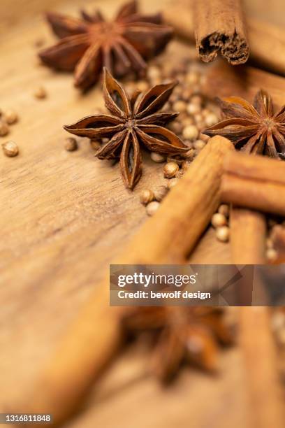 star anise, cinnamon sticks and coriander seeds - zimt stock pictures, royalty-free photos & images