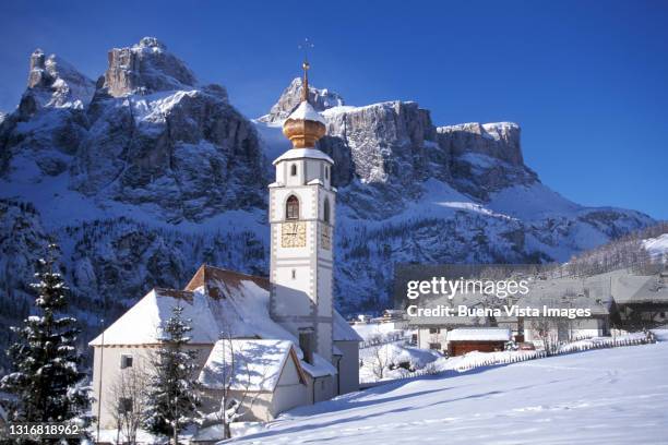 mountain village under snow - colfosco stockfoto's en -beelden