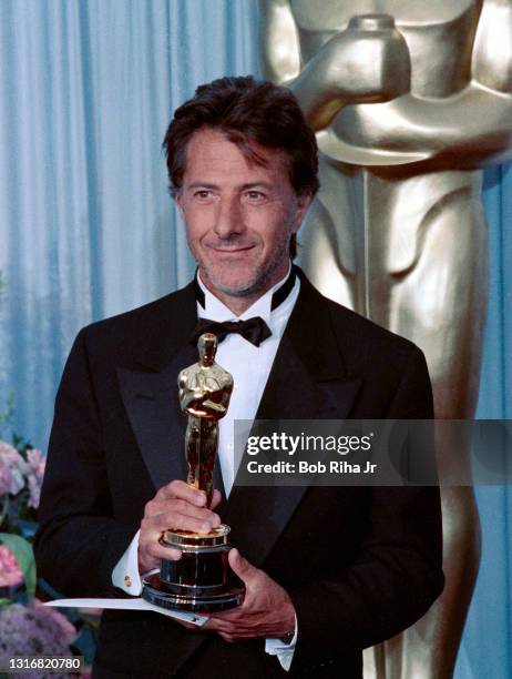 Oscar winner Dustin Hoffman at the 61st Annual Academy Awards Show at the Shrine Auditorium, March 29, 1989 in Los Angeles, California.