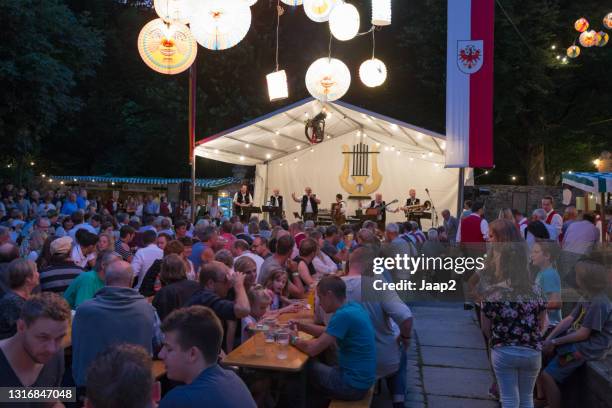 menschenmassen feiern das jährliche fest im österreichischen dorf stumm - dorffest stock-fotos und bilder