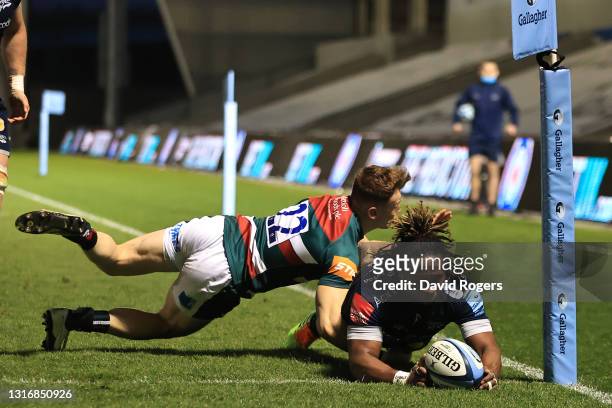 Marland Yarde of Sale scores a try despite the challenge from David Williams of Leicester during the Gallagher Premiership Rugby match between Sale...