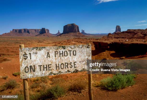 usa. rock formations in the desert. - reserva navajo - fotografias e filmes do acervo