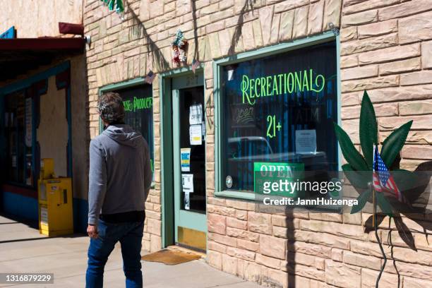 聖路易斯， co： 男子走過大麻店 - cannabis store 個照片及圖片檔