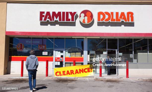 san luis, co: twee mannen buiten family dollar winkel - family dollar store stockfoto's en -beelden