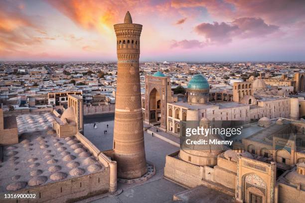 bukhara uzbequistão kalyan minaret e madressa sunset crepúsculo - minaret - fotografias e filmes do acervo