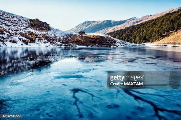 frozen lake - beauty in nature stock pictures, royalty-free photos & images