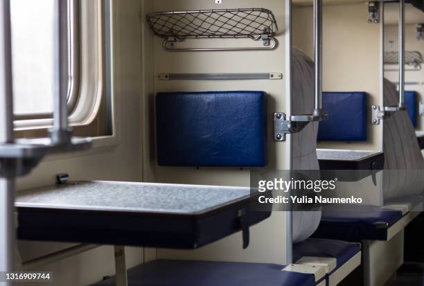 empty seats in the second-class compartment wagon train - tweede plaats stockfoto's en -beelden