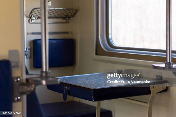 empty seats in the second-class compartment wagon train - tweede plaats stockfoto's en -beelden