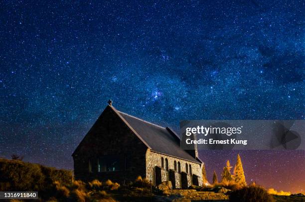 iglesia del buen pastor, lago tekapo, noche estrellada - tékapo fotografías e imágenes de stock