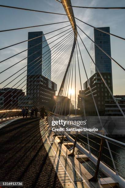 the zubizuri arch footbridge in bilbao - santiago calatrava 個照片及圖片檔