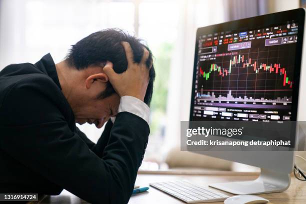 stressed businessmen, stock market investors stressed, stock falls, stock market falls - stockbrokers fotografías e imágenes de stock