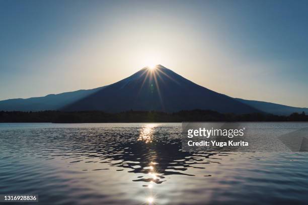 diamond fuji reflected in lake tanuki in the morning - nationaal park fuji hakone izu stockfoto's en -beelden