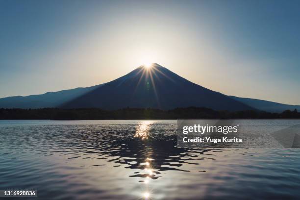 diamond fuji reflected in lake tanuki in the morning - shizuoka prefecture stock pictures, royalty-free photos & images