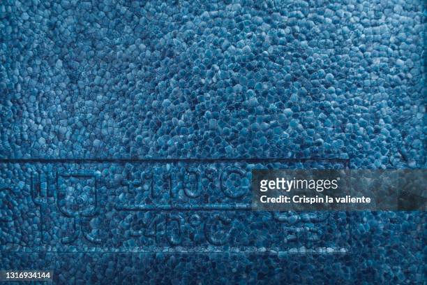a blue plastic container of number 5 pp (polypropylene) - polimero foto e immagini stock