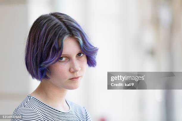 adolescente con el pelo morado - irritation fotografías e imágenes de stock