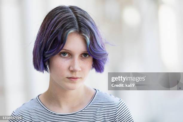 teenager-mädchen mit lila haaren - purple hair stock-fotos und bilder