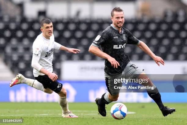 Julian Boerner of Sheffield Wednesday runs with the ball whilst under pressure from Jason Knight of Derby County during the Sky Bet Championship...