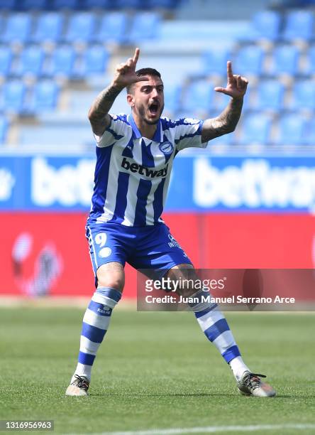 Joselu of Deportivo Alaves celebrates after scoring their team's second goal during the La Liga Santander match between Deportivo Alavés and Levante...