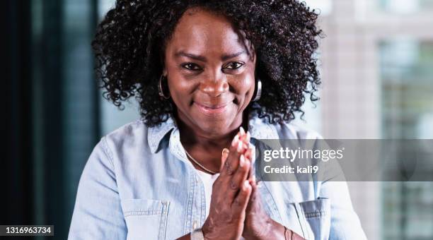 mulher afro-americana sênior com sorriso travesso - vingança - fotografias e filmes do acervo