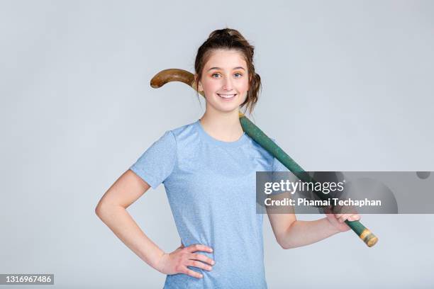 young teen plays field hockey - hockey player stockfoto's en -beelden