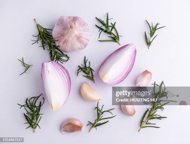 red onion rosemary garlic isolated on white background, top view - spanish onion bildbanksfoton och bilder