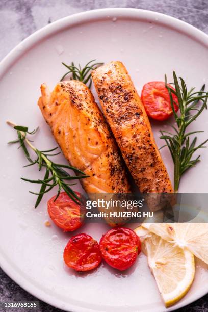 baked salmon grilled pepper lemon and salt.  grilled salmon and vegetables - gebackener lachs stock-fotos und bilder