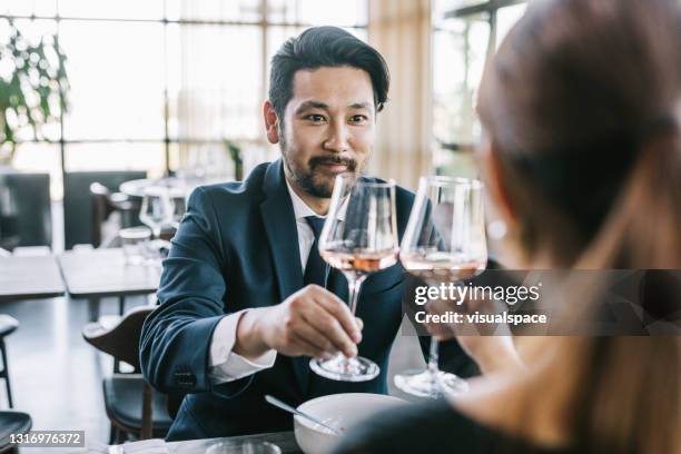 japans paar dat verjaardag bij een restaurant viert - asian couple dining stockfoto's en -beelden