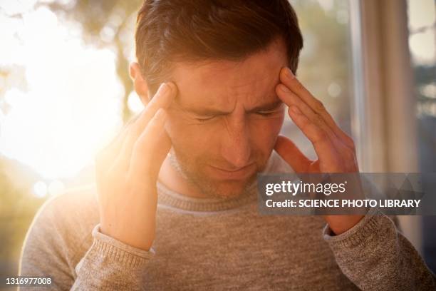 man with headache - mal di testa foto e immagini stock