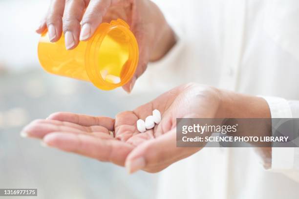 pouring pills into hand - analgésico - fotografias e filmes do acervo