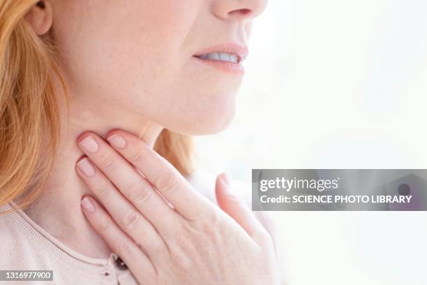 woman with sore throat - throat photos fotografías e imágenes de stock