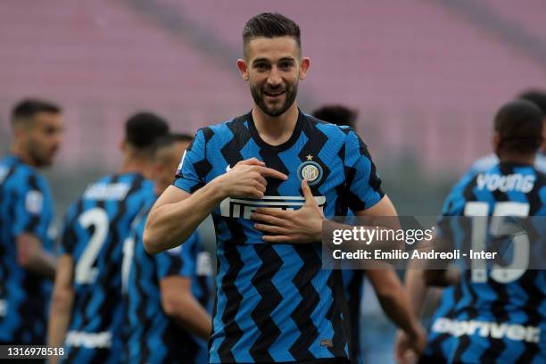Roberto Gagliardini of FC Internazionale celebrates after scoring the opening goal during the Serie A match between FC Internazionale and UC...