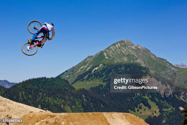 mountainbikewedstrijd in frankrijk - haute savoie stockfoto's en -beelden