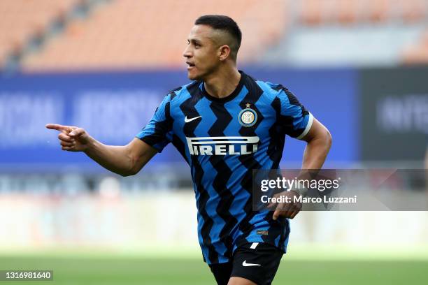 Alexis Sanchez of FC Internazionale celebrates after scoring their team's second goal during the Serie A match between FC Internazionale and UC...
