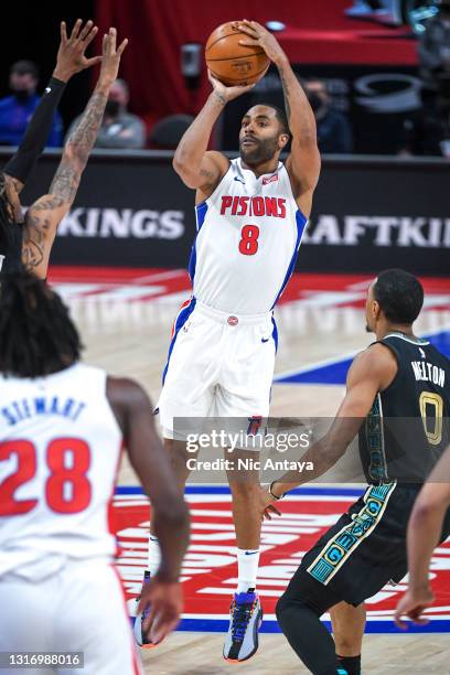 Wayne Ellington of the Detroit Pistons shoots the ball against the Memphis Grizzlies during the first quarter of the NBA game at Little Caesars Arena...