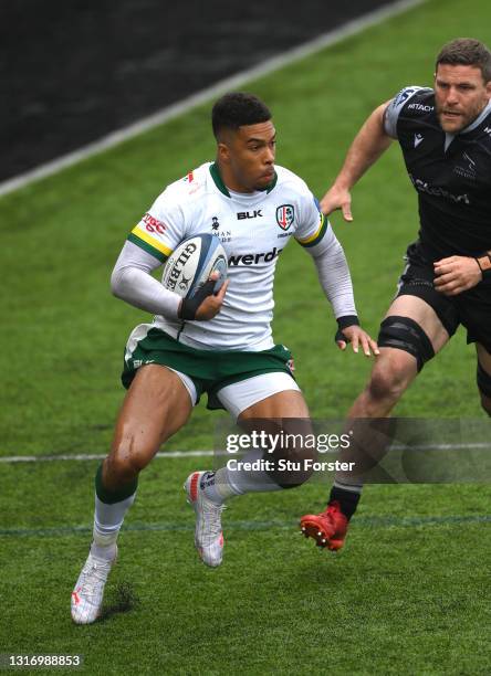 Ben Loader of London Irish races past Mark Wilson of the Falcons during the Gallagher Premiership Rugby match between Newcastle Falcons and London...