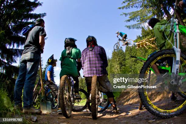 mountain bike trail a chatel, francia - alvernia rodano alpi foto e immagini stock