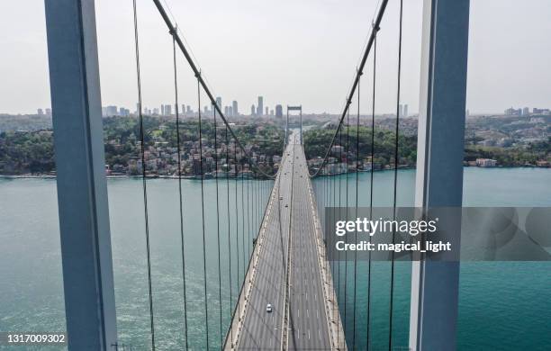 hängebrücke fahrzeugverkehr luftbild - bosphorus bridge stock-fotos und bilder