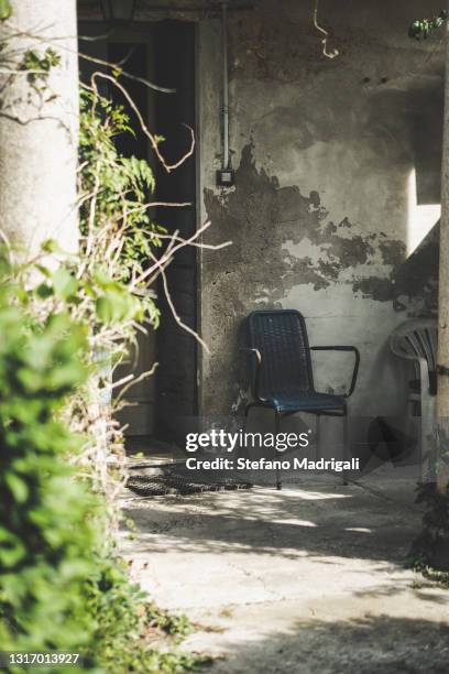 old chair in abandoned building - toxicodendron diversilobum stock pictures, royalty-free photos & images