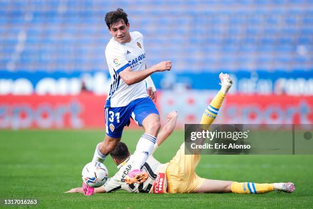 Ivan Azon of Real Zaragoza dribbles Oscar Gil of RCD Espanyol during the Liga Smartbank match between Real Zaragoza and RCD Espanyol at La Romareda...