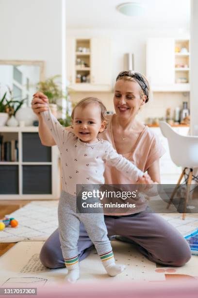 mãe de mãos dadas de menina enquanto dança - babyhood - fotografias e filmes do acervo