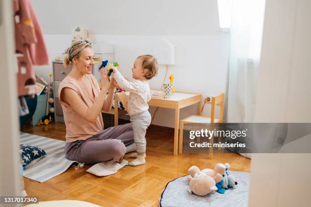女人玩手指木偶和女兒 - beautiful blonde babes 個照片及圖片檔