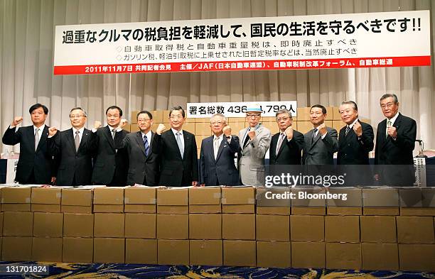 Osamu Masuko, president of Mitsubishi Motors Corp., from left, Takashi Yamanouchi, chief executive officer of Mazda Motor Corp., Takanobu Ito, chief...
