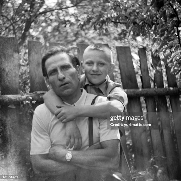 father and son - 1950s father stock pictures, royalty-free photos & images