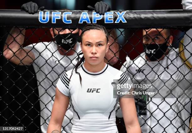 Michelle Waterson prepares to fight Marina Rodriguez of Brazil in a flyweight fight during the UFC Fight Night event at UFC APEX on May 08, 2021 in...